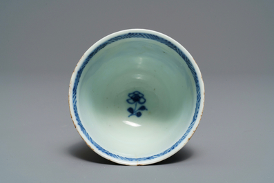 Vijf Chinese blauw-witte koppen en schotels met floraal decor, Kangxi