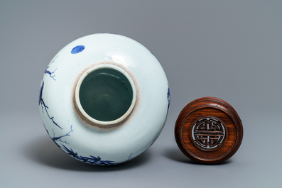Een Chinese blauw-witte pot met vogels bij bloesems, Transitie periode