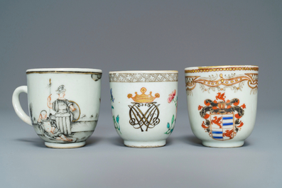 Cinq tasses et soucoupes et une th&eacute;i&egrave;re en porcelaine de Chine famille rose et grisaille, Yongzheng/Qianlong