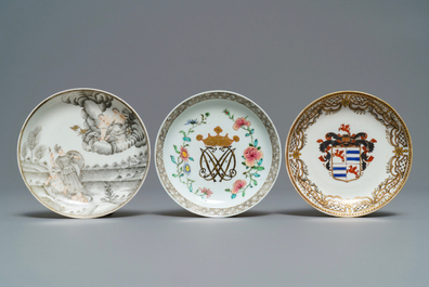 Cinq tasses et soucoupes et une th&eacute;i&egrave;re en porcelaine de Chine famille rose et grisaille, Yongzheng/Qianlong