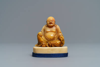 A Chinese signed and inscribed Shoushan soapstone figure of Buddha, 19th C.