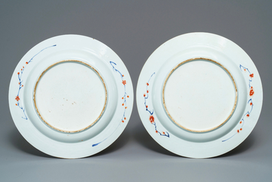 Een paar Chinese verte-Imari schotels, Kangxi/Yongzheng