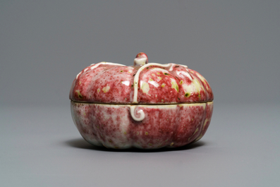Une bo&icirc;te couverte en forme de citrouille en porcelaine de Chine &agrave; &eacute;mail langyao, 18/19&egrave;me