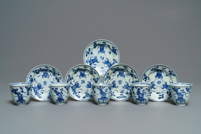 Vijf Chinese blauw-witte koppen en schotels met floraal decor, Kangxi
