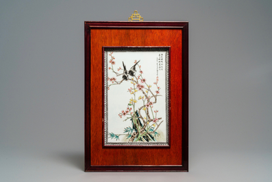 Drie Chinese famille rose plaquettes met vogels bij bloesems, 2e helft 20e eeuw