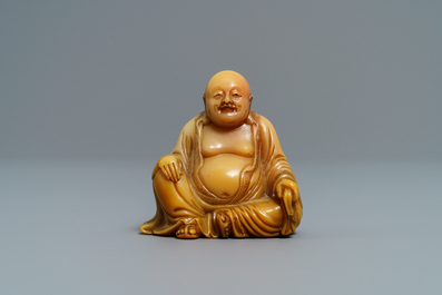 A Chinese signed and inscribed Shoushan soapstone figure of Buddha, 19th C.