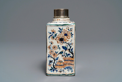 Une bo&icirc;te &agrave; th&eacute; en fa&iuml;ence de Delft en palette cachemire &agrave; d&eacute;cor de chinoiserie, 17/18&egrave;me