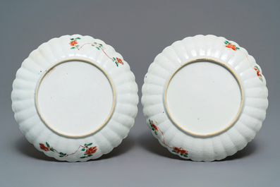 Une paire d'assiettes en porcelaine de Chine verte-Imari, Kangxi