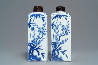 Une paire de bo&icirc;tes &agrave; th&eacute; en porcelaine de Chine bleu et blanc, Kangxi