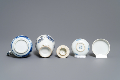 Une collection vari&eacute;e en porcelaine de Chine bleu et blanc et famille rose, Kangxi et apr&egrave;s