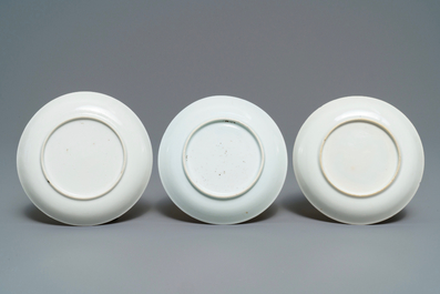 Cinq tasses et soucoupes et une th&eacute;i&egrave;re en porcelaine de Chine famille rose et grisaille, Yongzheng/Qianlong