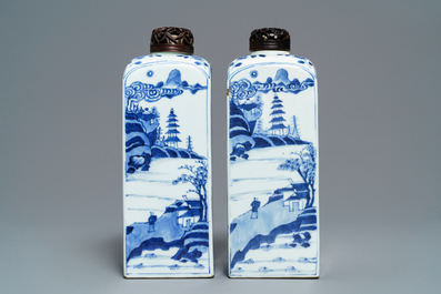 Une paire de bo&icirc;tes &agrave; th&eacute; en porcelaine de Chine bleu et blanc, Kangxi
