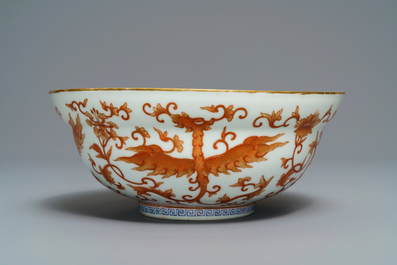 Un bol en porcelaine de Chine rouge de fer &agrave; d&eacute;cor de ph&eacute;nix, 19&egrave;me