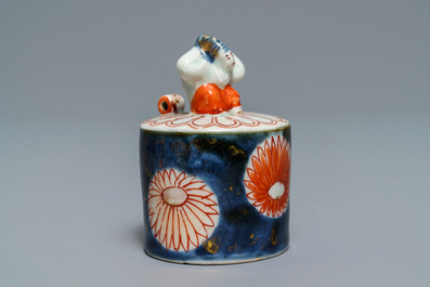 A large Japanese Imari jug and cover, Edo, 17th C.