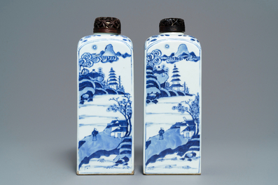 Une paire de bo&icirc;tes &agrave; th&eacute; en porcelaine de Chine bleu et blanc, Kangxi