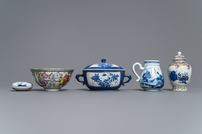 Une collection vari&eacute;e en porcelaine de Chine bleu et blanc et famille rose, Kangxi et apr&egrave;s