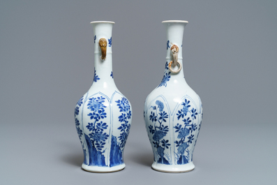 Une paire de vases en porcelaine de Chine bleu et blanc, Kangxi
