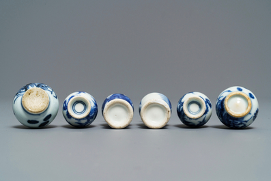 Neuf vases miniatures en porcelaine de Chine bleu et blanc et deux pi&egrave;ces en 'Amsterdams bont', Kangxi et apr&egrave;s