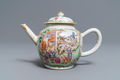 Een Chinese famille rose theepot met mandarijns decor, Qianlong
