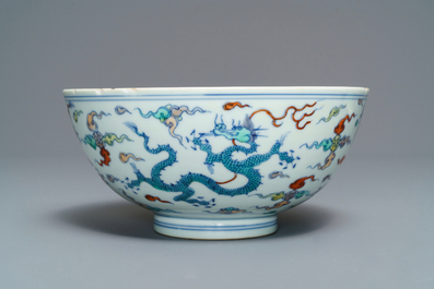 Een Chinese doucai 'draken' kom, Chenghua merk, Kangxi