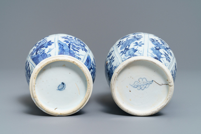 Une paire de vases en porcelaine de Chine bleu et blanc, Kangxi