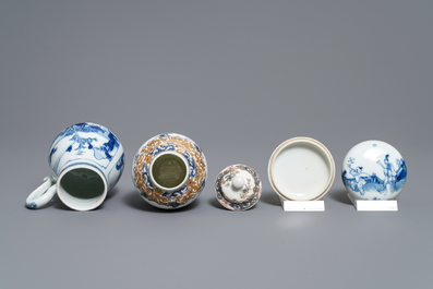 Une collection vari&eacute;e en porcelaine de Chine bleu et blanc et famille rose, Kangxi et apr&egrave;s