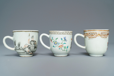 Cinq tasses et soucoupes et une th&eacute;i&egrave;re en porcelaine de Chine famille rose et grisaille, Yongzheng/Qianlong