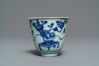 Vijf Chinese blauw-witte koppen en schotels met floraal decor, Kangxi