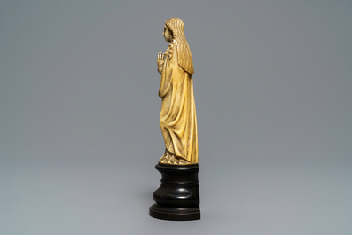 Une figure indo-portugaise de la Vierge en ivoire sculpt&eacute;, Goa, 18/19&egrave;me