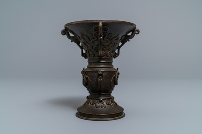 Un vase de forme 'gu' en bronze &agrave; d&eacute;cor en relief, Chine, 18/19&egrave;me