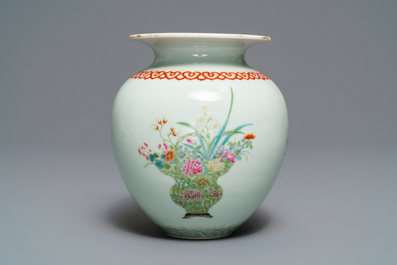 Een Chinese famille rose vaas met bloemvazen, Qianlong merk, Republiek