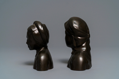Een paar Chinese bronzen 'Culturele Revolutie' bustes, 3e kwart 20e eeuw