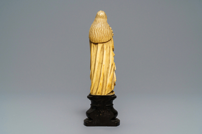 Une figure indo-portugaise de la Vierge en ivoire sculpt&eacute;, Goa, 18/19&egrave;me