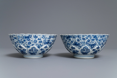 Une paire de bols en porcelaine de Chine bleu et blanc, marque de Chenghua, Kangxi