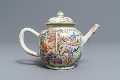 Een Chinese famille rose theepot met mandarijns decor, Qianlong