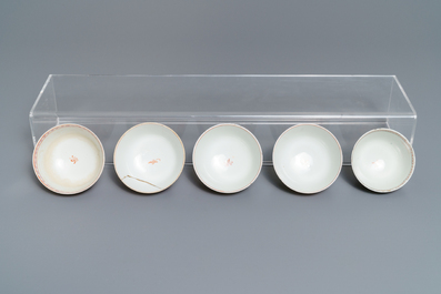 Elf Chinese famille rose koppen, acht schotels, een theepot en een vaas met mandarijns decor, Qianlong