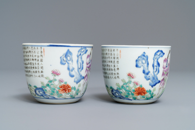 Een paar Chinese famille rose 'chicken' cups, Qianlong merk, late Qing of Republiek