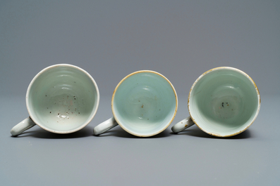 Cinq tasses et soucoupes et une th&eacute;i&egrave;re en porcelaine de Chine famille rose et grisaille, Yongzheng/Qianlong