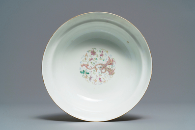 Un bol en porcelaine de Chine rouge de fer &agrave; d&eacute;cor de ph&eacute;nix, 19&egrave;me