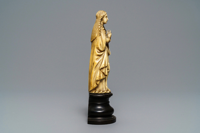 Une figure indo-portugaise de la Vierge en ivoire sculpt&eacute;, Goa, 18/19&egrave;me