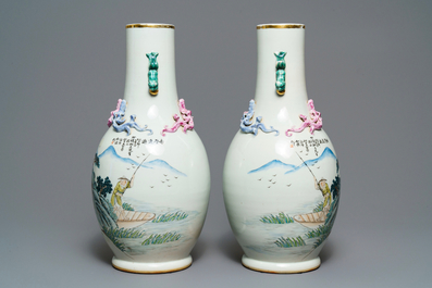 Een paar Chinese famille rose vazen met figuren in een landschap, 19/20e eeuw