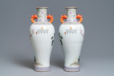Een paar Chinese famille rose vazen met pauwen, Qianlong merk, Republiek, 20e eeuw