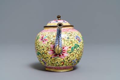 Une th&eacute;i&egrave;re couverte en &eacute;maux de Canton, Chine, Qianlong