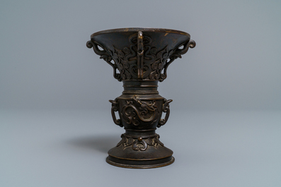 Un vase de forme 'gu' en bronze &agrave; d&eacute;cor en relief, Chine, 18/19&egrave;me