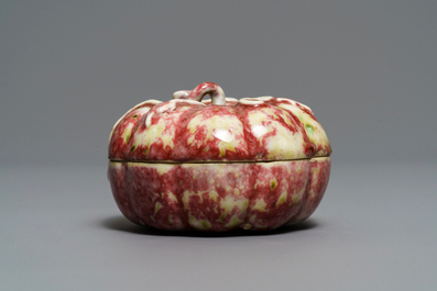 Une bo&icirc;te couverte en forme de citrouille en porcelaine de Chine &agrave; &eacute;mail langyao, 18/19&egrave;me