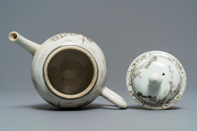 Cinq tasses et soucoupes et une th&eacute;i&egrave;re en porcelaine de Chine famille rose et grisaille, Yongzheng/Qianlong