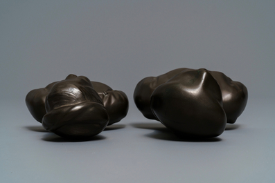 Een paar Chinese bronzen 'Culturele Revolutie' bustes, 3e kwart 20e eeuw