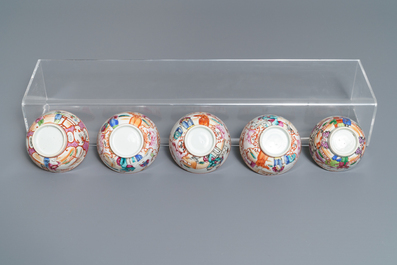 Elf Chinese famille rose koppen, acht schotels, een theepot en een vaas met mandarijns decor, Qianlong