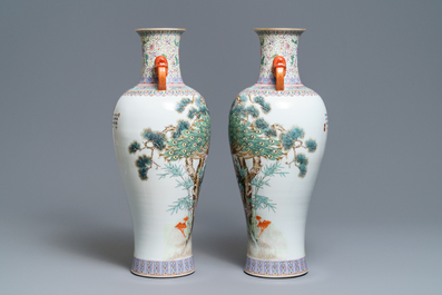 Een paar Chinese famille rose vazen met pauwen, Qianlong merk, Republiek, 20e eeuw