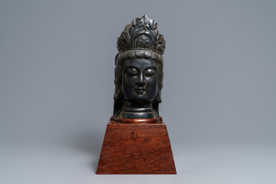 Une t&ecirc;te de Guanyin en pierre sculpt&eacute;e, Chine, prob. Ming